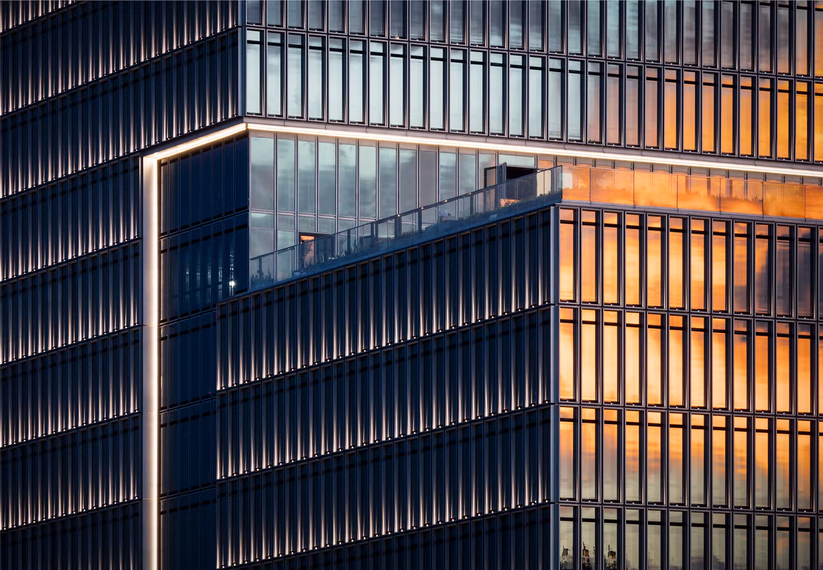 Thêm nữa, mặt dựng hai lớp của công trình nhấn mạnh yếu tố tiết kiệm năng lượng của tòa nhà trong điều kiện khí hậu Việt Nam.