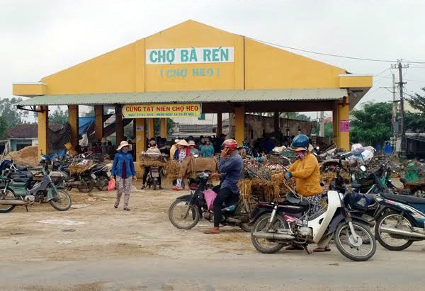Trung bình mỗi ngày có khoảng 100 người đến chợ mua bán gần 1.000 con heo. Ảnh: Vietnamnet.