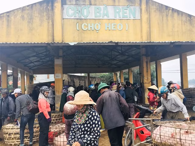  Chợ Heo hay còn gọi chợ Bà Rén ở xã Quế Xuân 1 (Quế Sơn, Quảng Nam) là phiên chợ độc đáo với tuổi đời hơn 40 năm. Ảnh: Kinhtedothi.