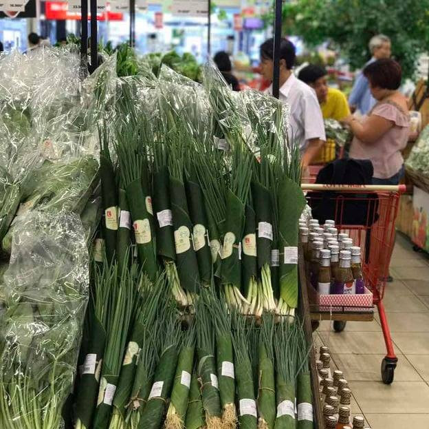 Hưởng ứng việc làm hữu ích này, một cửa hàng nông sản ở TP HCM cũng đã nhanh chóng "bắt nhịp" và bọc rau củ bằng lá chuối. Nguồn ảnh: Perfecthomes, VTC.