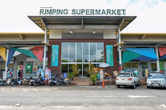 Mới đây, Rimping – một siêu thị ở tỉnh Chiangmai (Thái Lan) đã sử dụng lá chuối tươi bọc rau củ thay vì túi nilon.