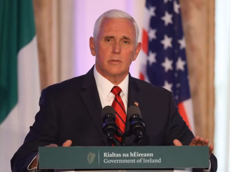Lý do khiến công chúng đồng loạt phẫn nộ về chuyến đi của Phó Tổng thống Mike Pence là bởi có tin đồn ông Pence sử dụng tiền thuế của dân để chi trả cho chuyến đi lần này.