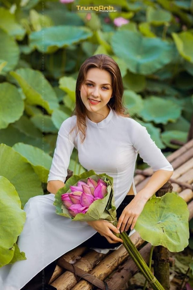 Thực tế, nàng mẫu đó là một gương mặt quen thuộc trên sàn catwalk Việt. Cô chính là Olga Evil , đến từ Ukraine. Ảnh: Nguyễn Trung Anh.