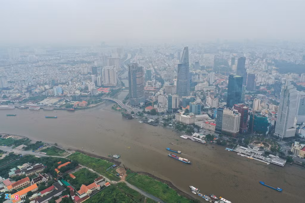 Đến 15h ngày 22/9, khu vực trung tâm thành phố vẫn còn mịt mù.