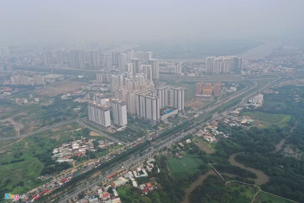 Giao lộ Mai Chí Thọ và Xa lộ Hà nội cũng trong tình trạng tương tự.