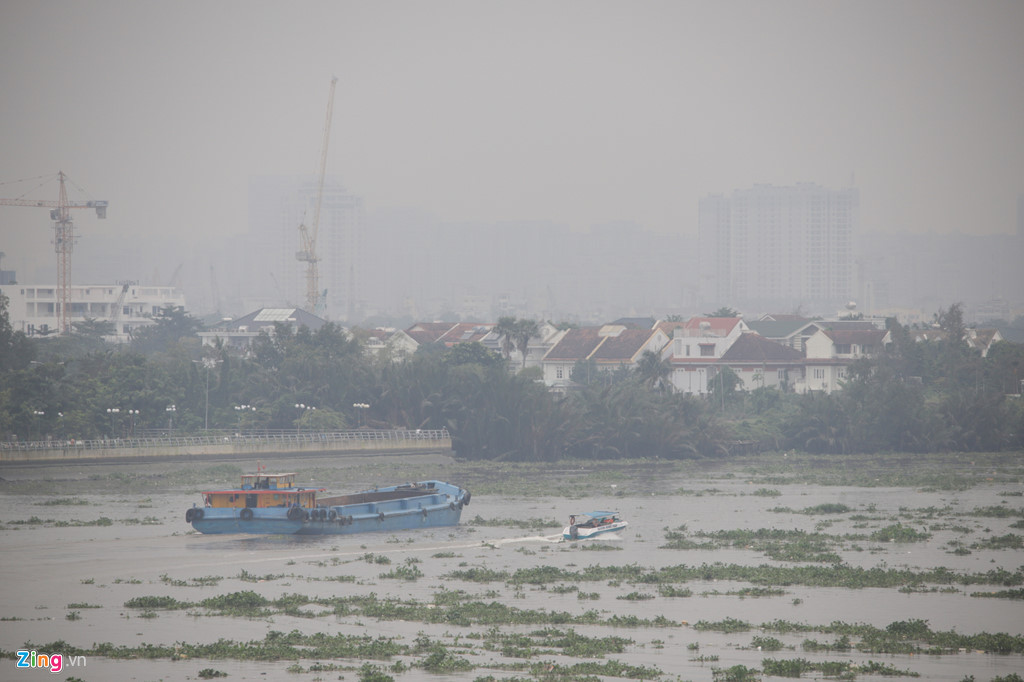Chỉ số chất lượng không khí AQI tại TP.HCM cũng liên tục ở mức trên 150, thuộc nhóm màu đỏ (thang 4 trong 6 thang bậc đo chất lượng không khí theo cách tính của Mỹ). Lớp mù dày đặc tại khu vực sông Sài Gòn khiến các tòa nhà phía quận 2 dường như biến mất, nếu nhìn từ quận 1.