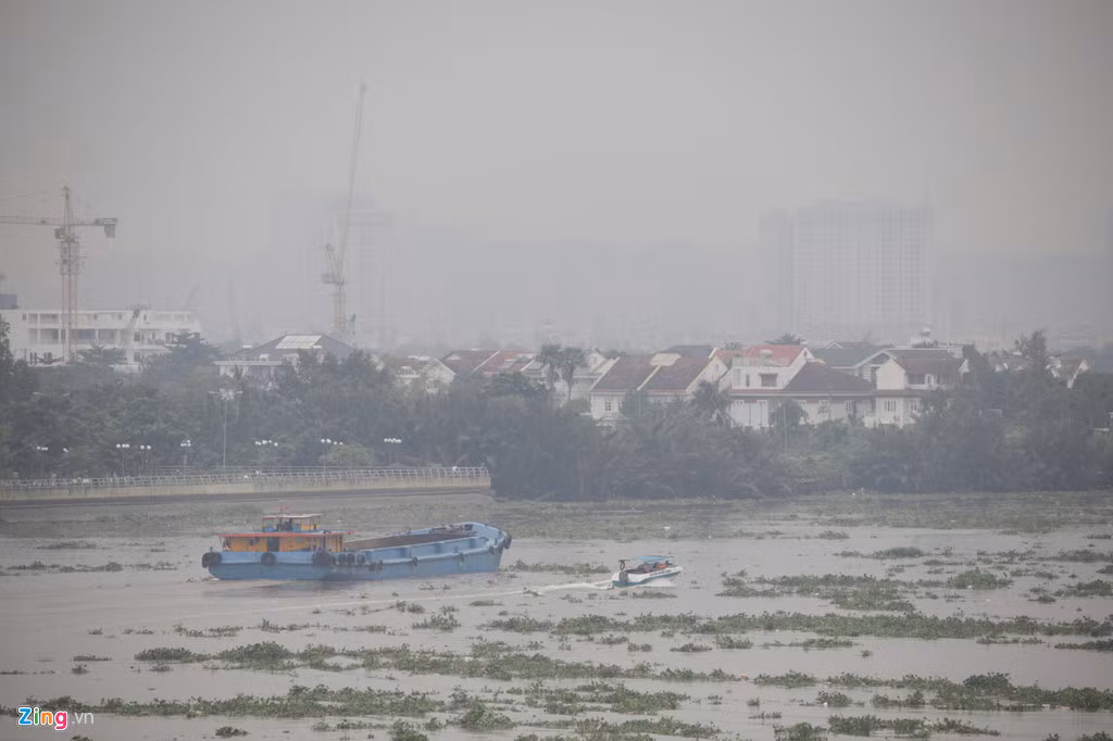 Chỉ số chất lượng không khí AQI tại TP.HCM cũng liên tục ở mức trên 150, thuộc nhóm màu đỏ (thang 4 trong 6 thang bậc đo chất lượng không khí theo cách tính của Mỹ). Lớp mù dày đặc tại khu vực sông Sài Gòn khiến các tòa nhà phía quận 2 dường như biến mất, nếu nhìn từ quận 1.