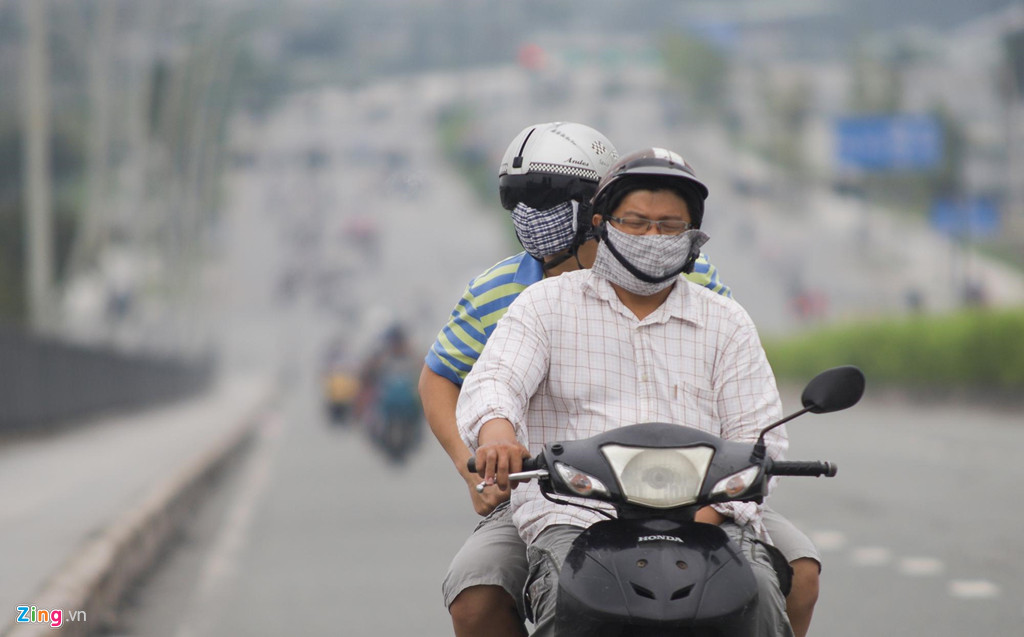 Nhiều người dân cho biết họ cảm thấy cay mắt và khó chịu khi hít thở, khi di chuyển trên đường trong những ngày vừa qua.