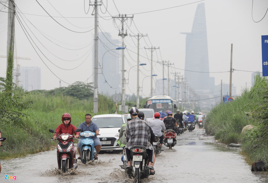 Ông Lê Đình Quyết, Phó phòng Khí tượng Thủy văn Khu vực Nam Bộ, cho biết hình thái thời tiết này xuất hiện do nhiều ngày qua TP.HCM xuất hiện mưa nhiều. Lượng hơi ẩm lớn bốc lên gây mây mù. Cộng với lượng khói bụi từ hoạt động sản xuất công nghiệp, xe cộ thải ra rất lớn càng làm sương mù dày thêm và lâu tan.