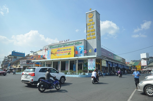 Rạp Hòa Bình được xem là biểu tượng của thành phố Đà Lạt bởi từ lâu nó gắn bó với đời sống sinh hoạt, tinh thần của người dân nơi đây. Ảnh: Dân Việt.