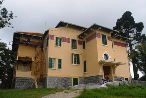 Mặt trước Dinh tỉnh trưởng Đà Lạt trông khá thô sơ. Ảnh: Khắc Lịch.