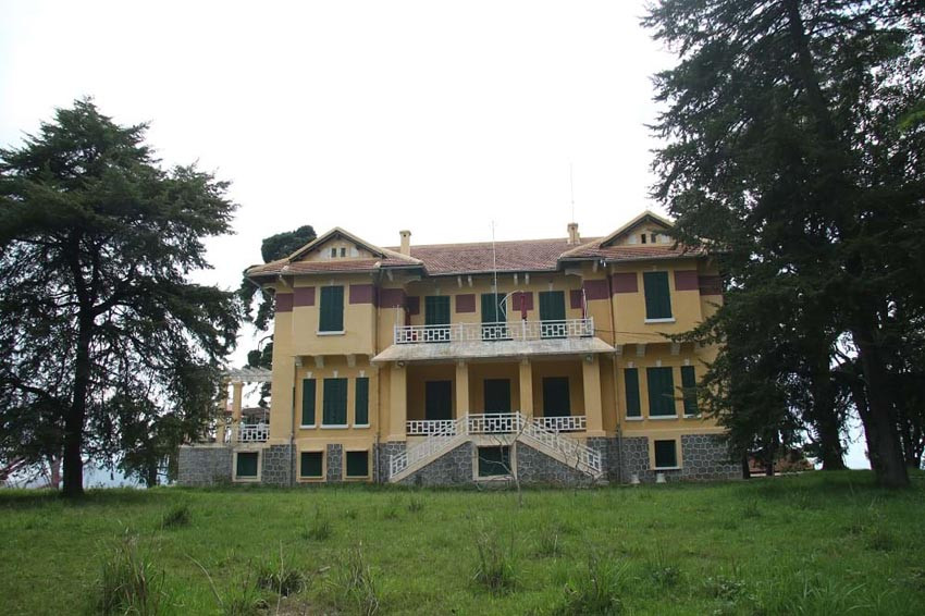 Trong khi đó, Dinh tỉnh trưởng nằm trên đồi thông, do người Pháp xây dựng khoảng trước năm 1910. Ảnh: Doanhnhanplus.