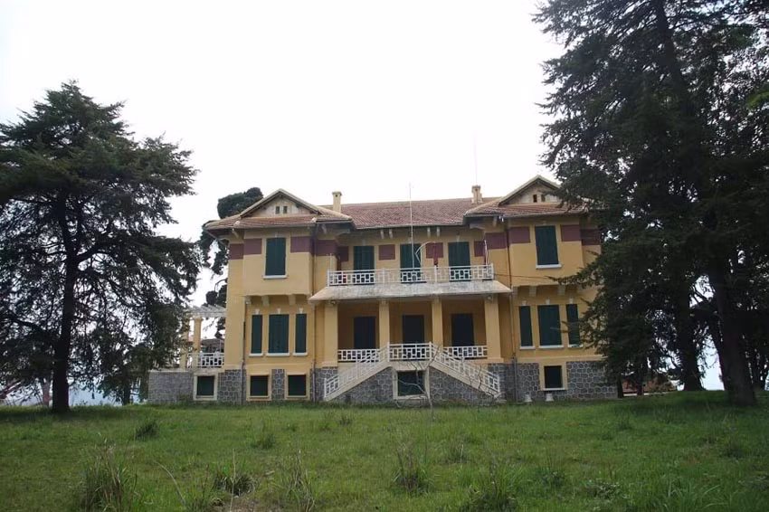 Trong khi đó, Dinh tỉnh trưởng nằm trên đồi thông, do người Pháp xây dựng khoảng trước năm 1910. Ảnh: Doanhnhanplus.