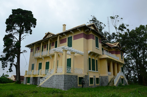 Thế nhưng toàn bộ mặt sau dinh thự được xây dựng khá cầu kỳ. Ảnh: Khắc Lịch.