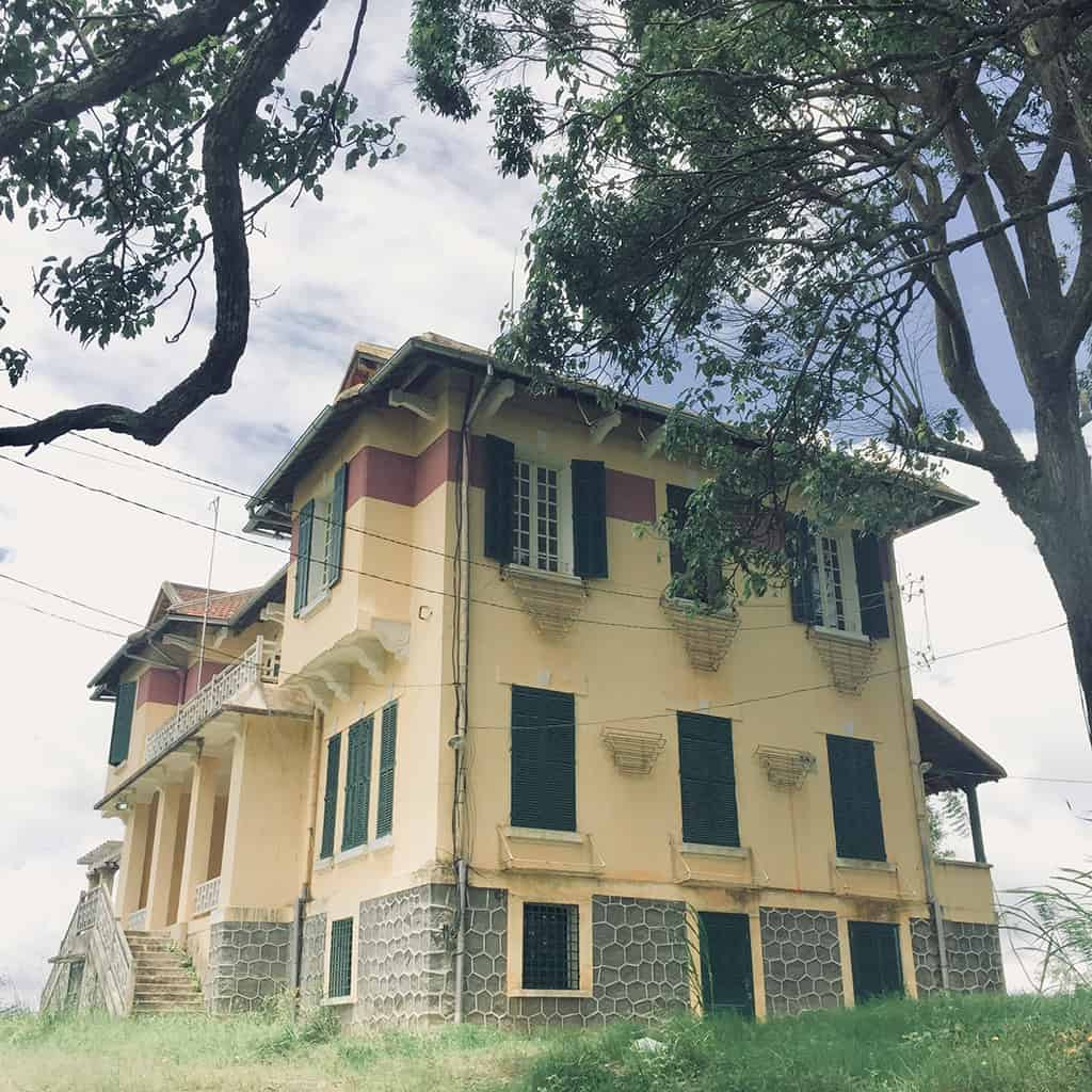 Dinh tỉnh trưởng đồ sộ, nguy nga, từng là nơi sinh sống và làm việc của tỉnh trưởng Tuyên Đức ngày xưa với kiến trúc đẹp bậc nhất ở Đà Lạt. Ảnh: Traveloka.