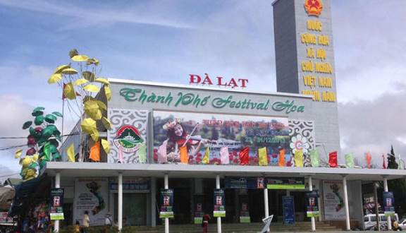 Từ mọi ngả đường khi nhìn về tháp cao của rạp Hòa Bình, du khách dễ dàng định được hướng đi. Ảnh: Foody.