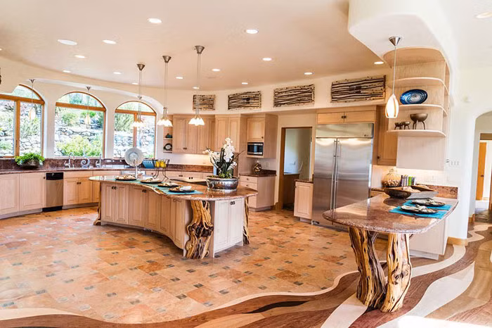  Nhà bếp có cửa sổ lớn bao quát toàn bộ ngọn núi.