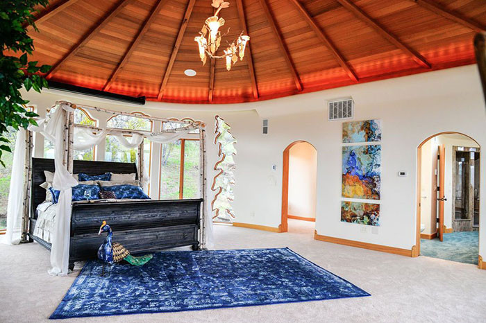 Phòng ngủ rộng trang hoàng như trong cung điện.