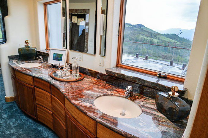 Sàn phòng tắm được lát đá granite màu xanh.