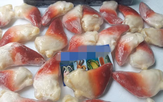 Sò đỏ nhập khẩu đã tách vỏ đóng thành gói 1kg và bảo quản lạnh -18ºC. Ảnh: Hieuhaisan.