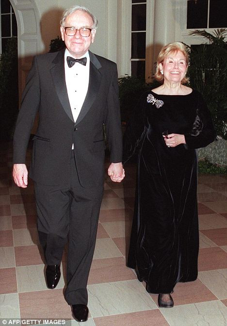 Nguoi vo ty phu Warren Buffett gioi thieu ban gai than bau ban voi chong