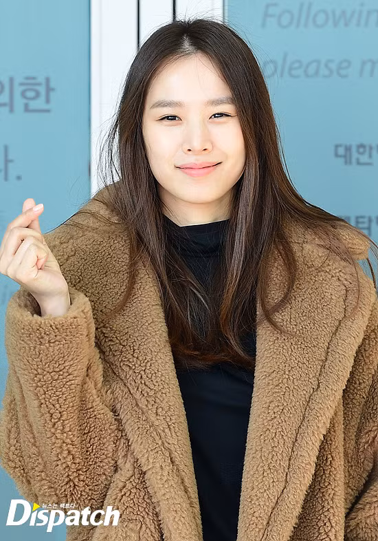 Bà xã Lee Dong Gun - Jo Yoon Hee rạng rỡ tại sân bay Incheon.