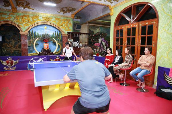 Vốn yêu thích thể thao, sau hơn 20 năm sống ở biệt thự này, giọng ca Lòng mẹ quyết định chi hơn 300 triệu đồng để biến phòng khách thành phòng thi đấu bóng bàn. Danh ca Ngọc Sơn dọn dẹp toàn bộ nội thất đắt tiền, mang tặng người thân những chùm đèn sang trọng được mua từ châu Âu để dành chỗ cho sàn đấu bóng bàn.