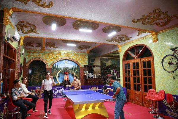 Sàn đấu bóng bàn của Ngọc Sơn được thực hiện đúng theo tiêu chuẩn quốc tế, là nơi để anh rèn luyện thân thể sau những giờ thu âm, làm nhạc, sáng tác hỗ trợ các học trò và phục vụ khán giả. Đây cũng là cách anh sống thoải mái với đam mê thể thao của mình.