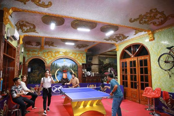 Sàn đấu bóng bàn của Ngọc Sơn được thực hiện đúng theo tiêu chuẩn quốc tế, là nơi để anh rèn luyện thân thể sau những giờ thu âm, làm nhạc, sáng tác hỗ trợ các học trò và phục vụ khán giả. Đây cũng là cách anh sống thoải mái với đam mê thể thao của mình.