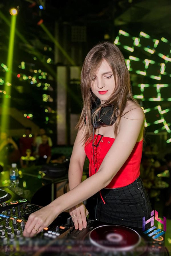 Dù mới tới Việt Nam 2 năm, gặp nhiều khó khăn trong giao tiếp nhưng nhờ sự cố gắng học hỏi đầy kiên trì mà Alexa hiện tại đã có thể giao tiếp được với mọi người xung quanh bằng tiếng Việt.