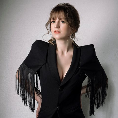 Sau một lần đi du lịch xa cùng bạn bè, vì quá yêu thích cuộc sống và con người ở Việt Nam nên Alexandra đã quyết định đến đây để sinh sống và lập nghiệp. Thời gian đầu, cô nàng tham gia dạy tiếng Anh cho trẻ em ở trung tâm ngoại ngữ. Sau đó, 9X chuyển sang dạy nhiều bộ môn khác nhau như piano, vẽ và múa tại một số trường quốc tế.