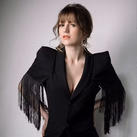 Sau một lần đi du lịch xa cùng bạn bè, vì quá yêu thích cuộc sống và con người ở Việt Nam nên Alexandra đã quyết định đến đây để sinh sống và lập nghiệp. Thời gian đầu, cô nàng tham gia dạy tiếng Anh cho trẻ em ở trung tâm ngoại ngữ. Sau đó, 9X chuyển sang dạy nhiều bộ môn khác nhau như piano, vẽ và múa tại một số trường quốc tế.