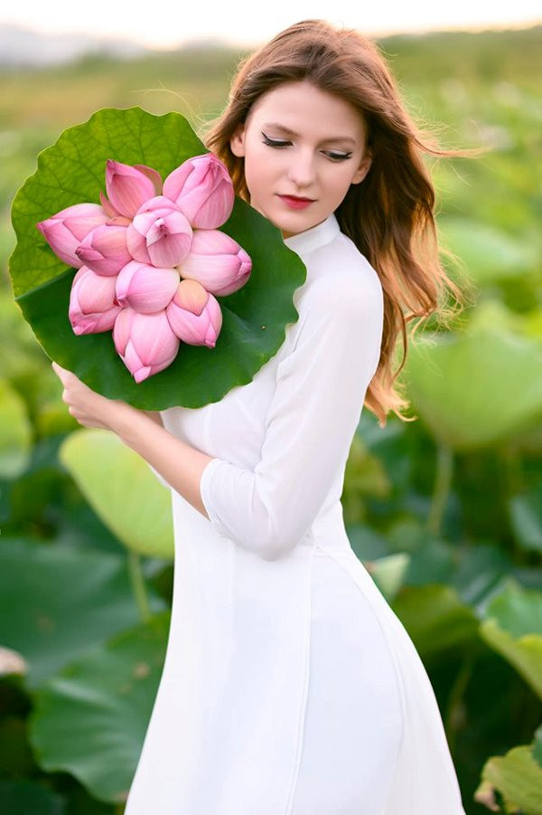 Vừa xinh đẹp lại giỏi giang, Alexandra nhanh chóng được nhiều dân mạng Việt yêu mến. Trên trang facebook cá nhân của cô nàng cũng nhận được gần 37.000 lượt theo dõi.