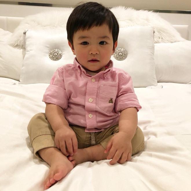 Vì mẹ bận rộn, nên người chăm sóc chính cho Thiên Từ là một vú em. Đặc biệt, vú em của Thiên Từ phải biết 3 thứ tiếng là Anh - Việt - Hoa. Ảnh: FBNV.