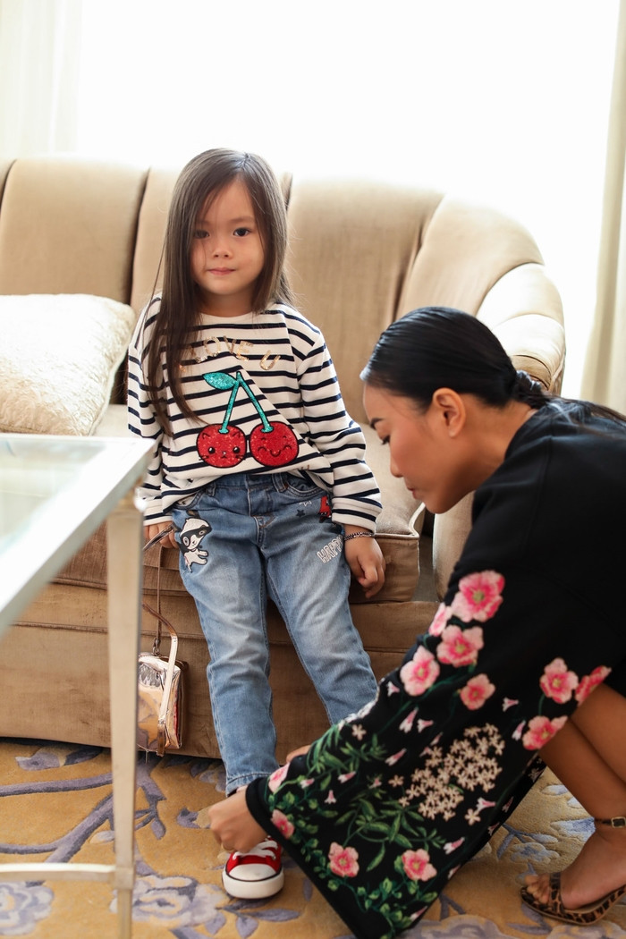 Dù còn nhỏ nhưng bé Sol đã sở hữu một tủ đồ hiệu đáng mơ ước với những bộ cánh đắt tiền của các thương hiệu thời trang nổi tiếng thế giới. Ảnh: FBNV.