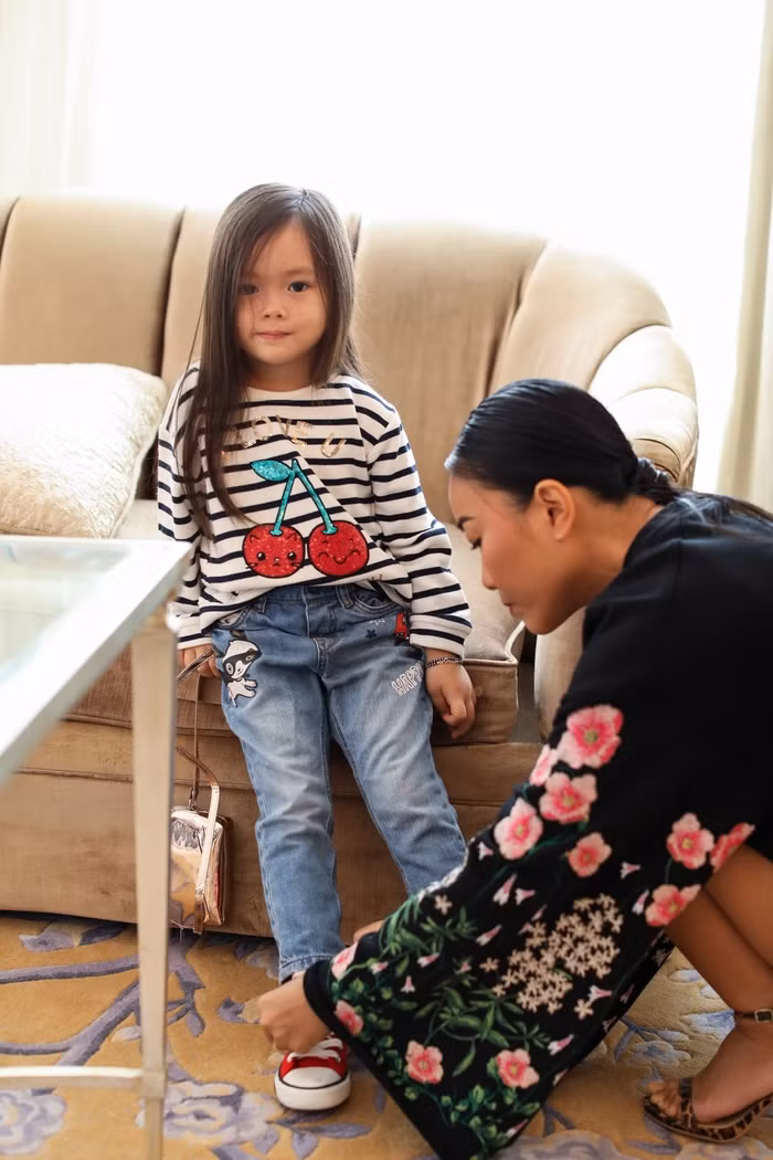 Dù còn nhỏ nhưng bé Sol đã sở hữu một tủ đồ hiệu đáng mơ ước với những bộ cánh đắt tiền của các thương hiệu thời trang nổi tiếng thế giới. Ảnh: FBNV.