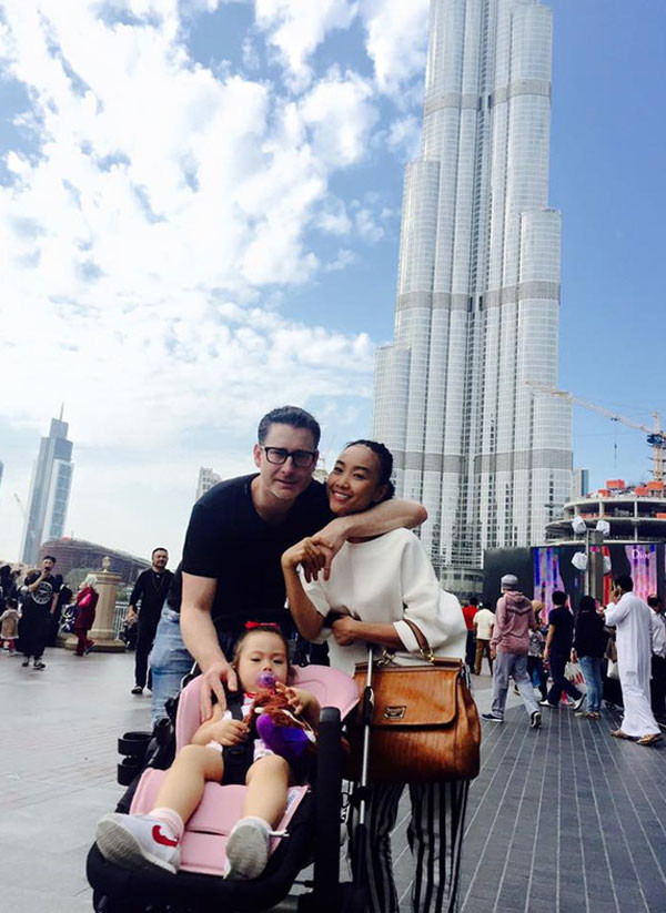 Sol từng cùng bố mẹ đến du lịch tại thành phố sang trọng và giàu có Dubai. Ảnh: FBNV.