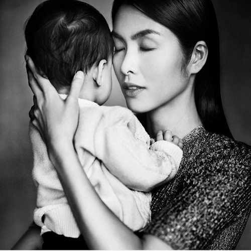 Là một trong những bà mẹ kín tiếng trong giới sao Việt, Tăng Thanh Hà luôn giữ kín kẽ về hai con của mình. Người hâm mộ chỉ biết diện mạo của bé Richard và em gái qua những tấm hình không chụp cận mặt hoặc một số hình ảnh bị rò rỉ. Ảnh: Thethaovanhoa.