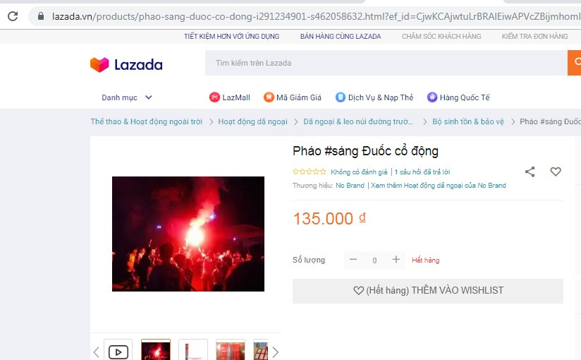 Pháo sáng đuốc cổ động cũng là mặt hàng được rao bán rầm rộ trên trang web Lazada và Sendo..., với giá được rao bán 125.000 - 135.000 đồng/quả. (Ảnh chụp màn hình lazada.vn).