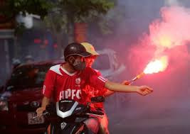 Theo lời giới thiệu trên Lazada, loại pháo sáng này hiện được dùng để cổ vũ bóng đá, chụp ảnh. Pháo sáng có thể đốt dưới nước và môi trường có độ ẩm cao. Ảnh: KT Việt Nam.