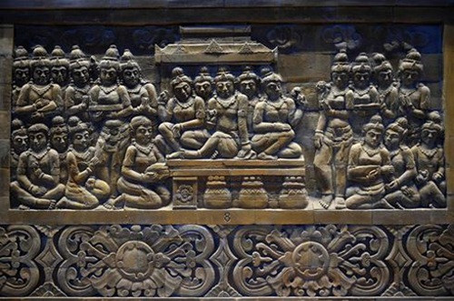 Một điểm đặc biệt nữa của chùa Tam Chúc là 12.000 bức tranh đá miêu tả các sự tích của Đức Phật được những nghệ nhân Indonesia tạc bằng đá núi lửa, sau đó, đưa sang Việt Nam. Ảnh: Tiền phong.