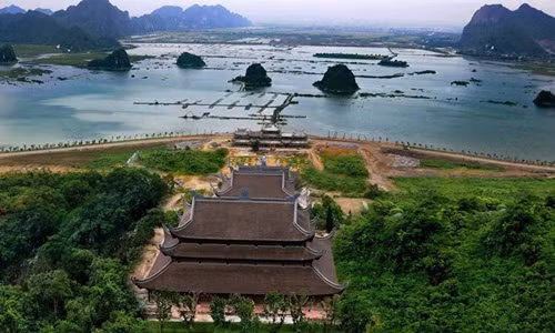 Mặc dù xung quanh công trường chùa Tam Chúc (tỉnh Hà Nam) còn ngổn ngang, trơn trượt nhưng những ngày đầu xuân nhiều người dân vẫn kéo nhau đến du xuân, thăm viếng. Ảnh: Lao động.