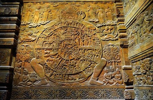 Tường của ngôi chùa được xếp bằng hơn một nghìn bức tranh dung nham núi lửa. Ảnh: Tiền phong.