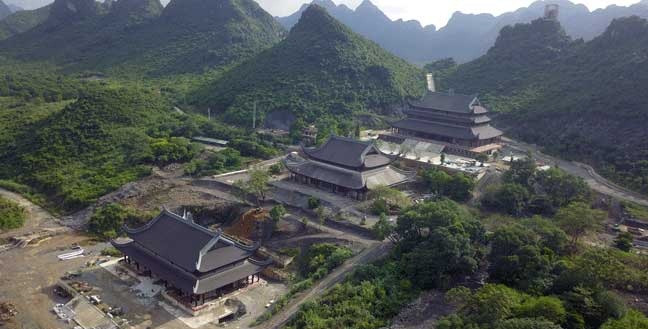 Dù mới xây nhưng chùa Tam Chúc đã mang vẻ đẹp cổ kính, nhuốm màu thời gian nhờ cách xử lý vật liệu khắt khe, tinh tế theo lối cổ. Ảnh: Dân Việt.