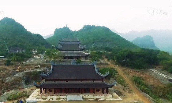 Quần thể chùa Tam Chúc vẫn đang trong quá trình xây dựng và hoàn thiện. Sau khi hoàn thiện, Tam Chúc sẽ trở thành ngôi chùa lớn nhất thế giới với diện tích quần thể lên tới 5.000 ha, trong đó vùng lõi là 4.000 ha. Ảnh: VTV1.