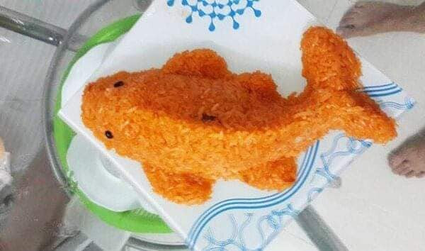 Không chỉ có màu cam gấc truyền thống, xôi cá chép còn có màu vàng thốt nốt, tím lá cẩm...Ảnh: FB Phương Nhung.