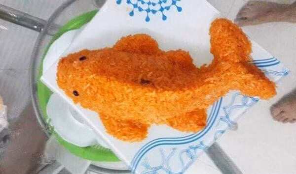 Không chỉ có màu cam gấc truyền thống, xôi cá chép còn có màu vàng thốt nốt, tím lá cẩm...Ảnh: FB Phương Nhung.