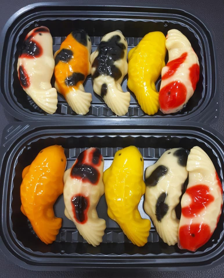 Bánh được làm bằng đậu xanh, giá bán từ 110.000 - 120.000 đồng/ hộp 5 con. Ảnh: FB Hương Hoàng Thúy.