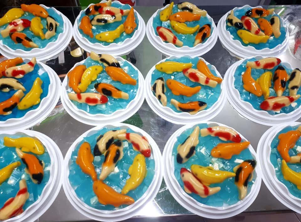 Ngoài bánh tổ còn có bánh cá Koi cúng ông Công ông Táo. Ảnh: FB Hương Hoàng Thúy.