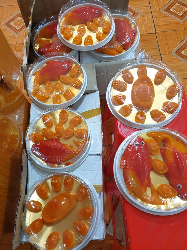 Bánh tổ làm bằng bột nếp ngào với nước đường vàng rồi đem hấp chín. Ảnh: FB Tu Huynh.